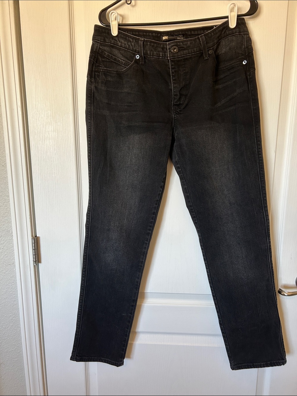 Levi's Women's Straight Leg Jeans in Washed Black